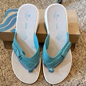 Clarks Aqua and White Sandals Flip Flops Sz 8 NIB